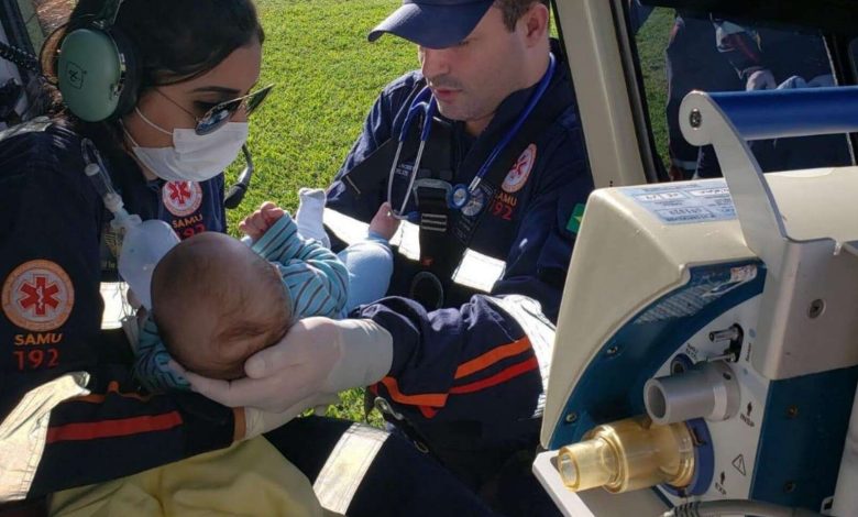 Fotos de Bebê diagnosticado com pneumonia é transferido de helicóptero de Maringá para Umuarama