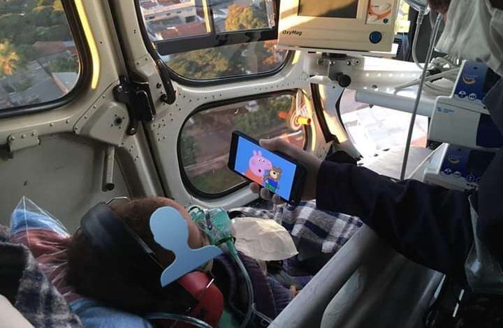 Fotos de Bebê é distraído com desenho animado ao ser transferido de helicóptero para hospital de Sarandi