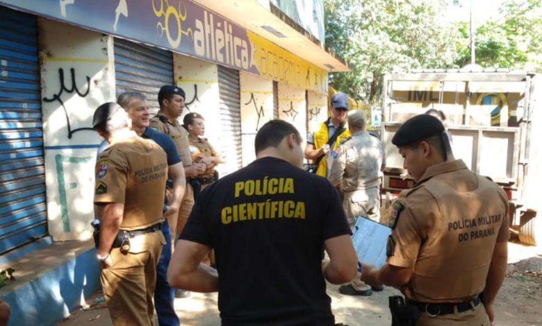 Fotos de Bombeiros encontram corpo carbonizado em academia abandonada em Maringá