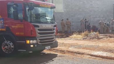 Fotos de Bombeiros tentam resgatar criança de 3 anos que caiu em buraco em Maringá