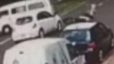 Fotos de Câmera registra acidente entre carro e motocicleta, em Maringá; veja vídeo