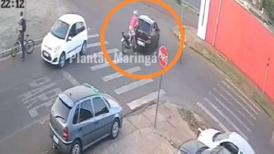 Fotos de Câmera registra colisão de moto na traseira de carro em Sarandi