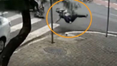 Fotos de Câmera registra momento em que motociclista é arremessada após ser atingida por carro que avançou preferencial em Maringá