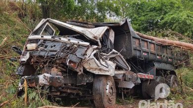 Fotos de Caminhão cai em ribanceira de aproximadamente 12 metros na rodovia PR-323