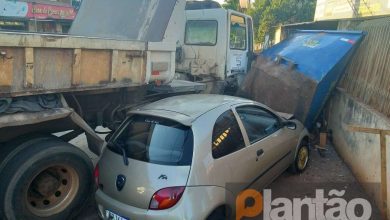 Fotos de Caminhão desgovernado atinge carro e destróI caçamba de entulho, em Sarandi