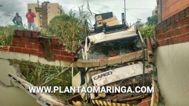 Fotos de Caminhão desgovernado invade quintal de residência em Maringá