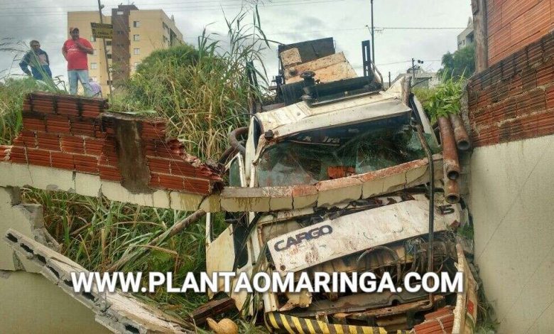 Fotos de Caminhão desgovernado invade quintal de residência em Maringá