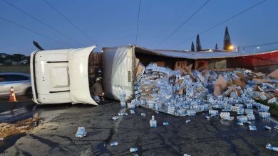 Fotos de Carreta carregada de cerveja tomba e populares saqueiam carga em Maringá