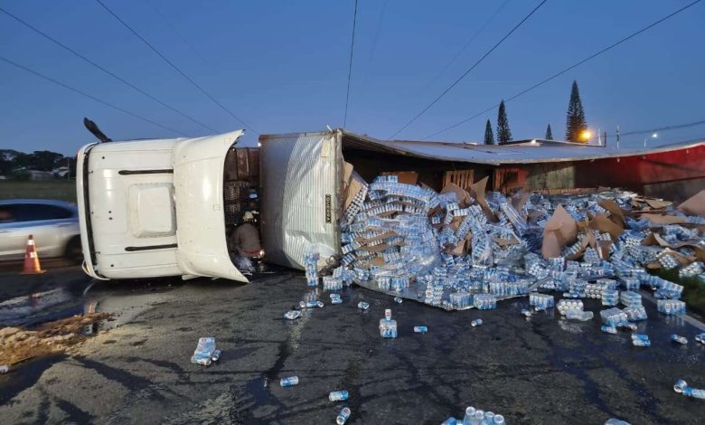 Fotos de Carreta carregada de cerveja tomba e populares saqueiam carga em Maringá