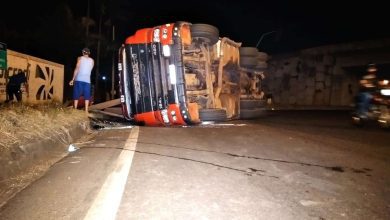 Fotos de Carreta com placas do Paraguai tomba na rodovia BR-376, em Maringá