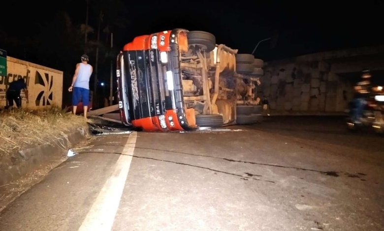 Fotos de Carreta com placas do Paraguai tomba na rodovia BR-376, em Maringá