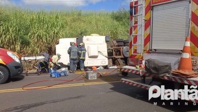 Fotos de Carreta tomba após motorista ter mal súbito no volante, em Maringá