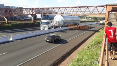 Fotos de Carreta fica presa em passarela do contorno norte em Maringá