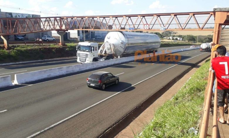 Fotos de Carreta fica presa em passarela do contorno norte em Maringá