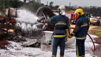 Fotos de Maringá; carreta tem cabine destruída após grave acidente causado por imprudência no trânsito