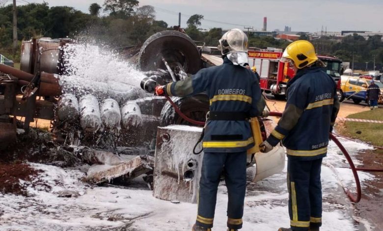 Fotos de Maringá; carreta tem cabine destruída após grave acidente causado por imprudência no trânsito