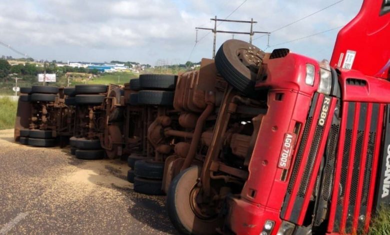 Fotos de Carreta tomba e espalha soja no contorno sul, em Maringá