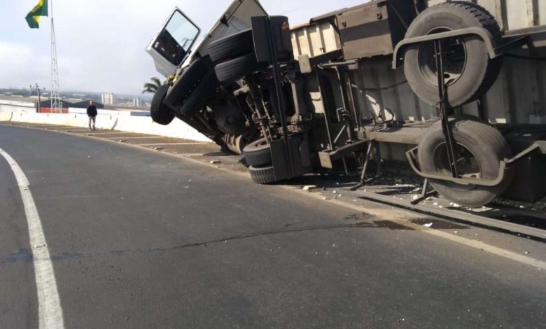 Fotos de Carreta tomba sobre mureta do viaduto no contorno norte em Maringá