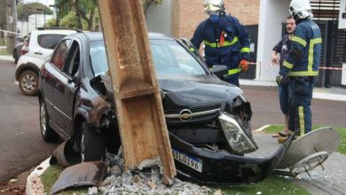 Fotos de Carro atinge poste após bater em moto e deixa dois feridos em Maringá