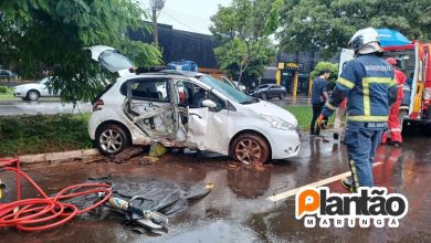 Fotos de Carro atinge poste e deixa passageira ferida em Maringá