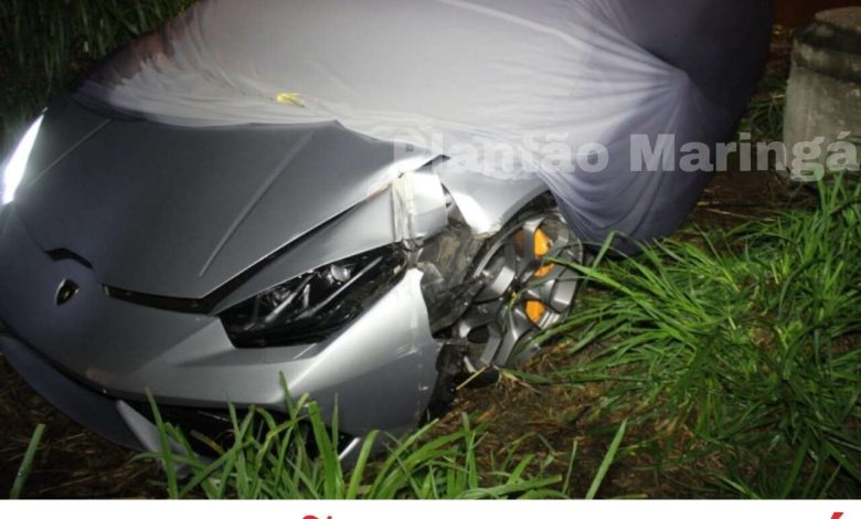 Fotos de Lamborghini avaliada em quase 2 milhões de reais, bate em poste após motorista perder controle da direção em avenida de Maringá