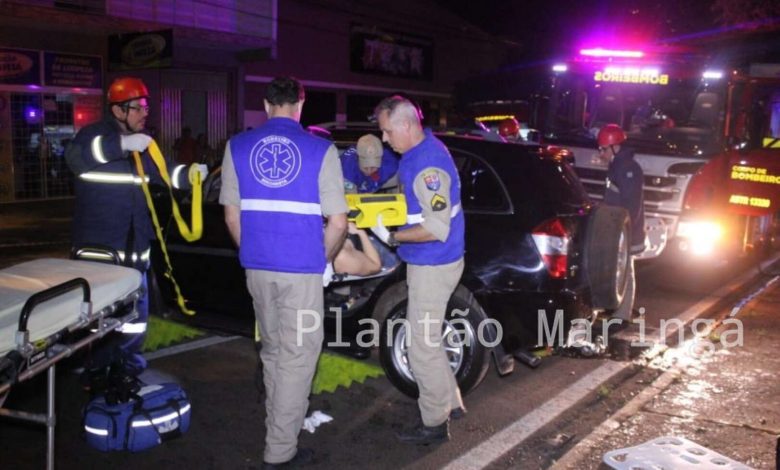 Fotos de Carro bate em caminhão parado e quatro pessoas ficam feridas em Maringá