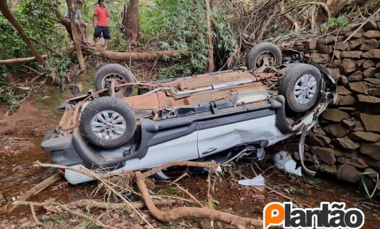 Fotos de Carro cai em córrego após motorista perder controle da direção em Maringá