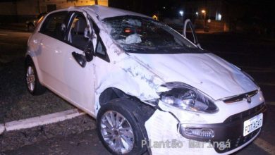 Fotos de Carro capota ao atingir caminhonete em Maringá