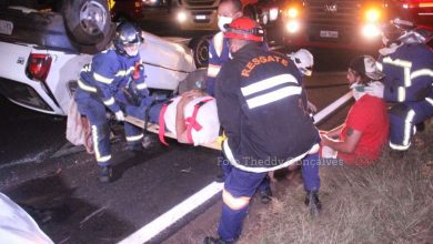 Fotos de Carro capota após bater em caminhão e deixa duas pessoas feridas em Sarandi