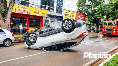 Fotos de Carro capota após bater em veículo estacionado em Maringá