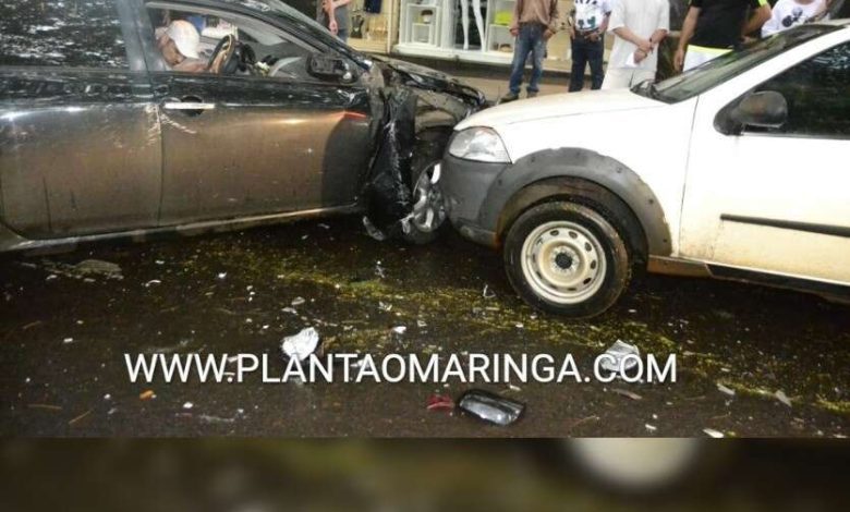 Fotos de Carro capota após bater em veículos estacionados em Maringá