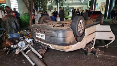 Fotos de Carro capota após bater na traseira de outro veículo em Maringá