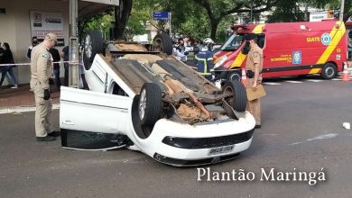 Fotos de Carro capota após colisão e duas pessoas ficam feridas no centro de Maringá