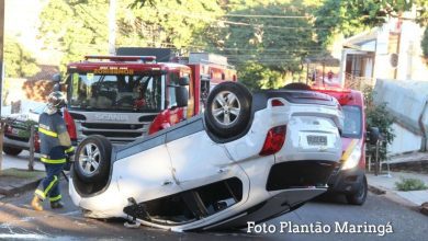 Fotos de Carro capota após colisão e enfermeira fica ferida, em Maringá