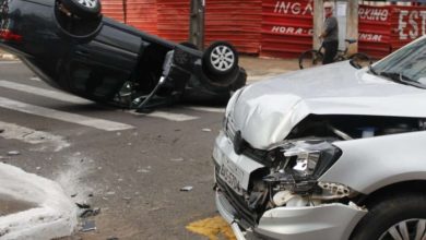 Fotos de Carro capota após colisão na região central de Maringá