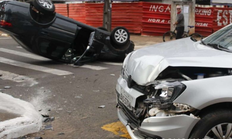 Fotos de Carro capota após colisão na região central de Maringá