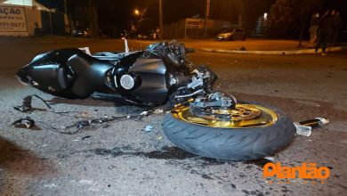 Fotos de Carro capota após ser atingido por moto de alta cilindrada em Maringá