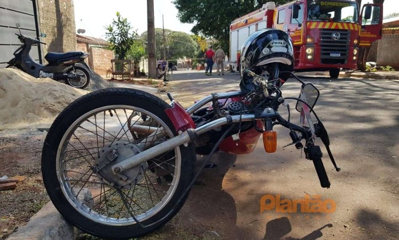 Fotos de Carro capota após ser atingido por moto em Maringá - o motociclista precisou ser intubado