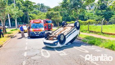 Fotos de Carro capota após ser atingido por outro veículo em Maringá