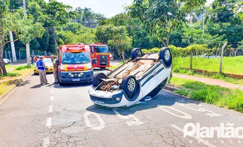 Fotos de Carro capota após ser atingido por outro veículo em Maringá