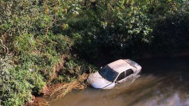 Fotos de Carro com duas pessoas cai dentro de rio entre Floresta e Itambé