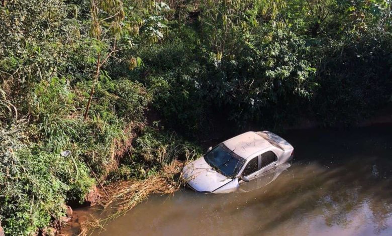 Fotos de Carro com duas pessoas cai dentro de rio entre Floresta e Itambé