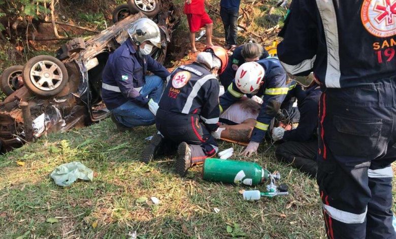 Fotos de Carro com placas de Maringá, capota na região e deixa 4 pessoas feridas