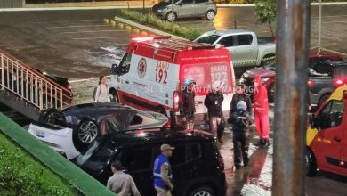 Fotos de Carro com três estudantes cai de estacionamento de faculdade em Maringá