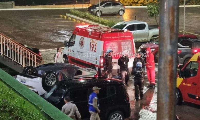 Fotos de Carro com três estudantes cai de estacionamento de faculdade em Maringá