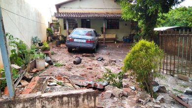 Fotos de Carro derruba muro e invade casa em Maringá