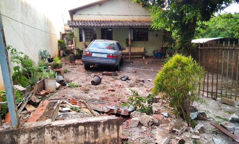 Fotos de Carro derruba muro e invade casa em Maringá