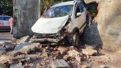 Fotos de Carro derruba muro e invade quintal de residência após acidente em Maringá