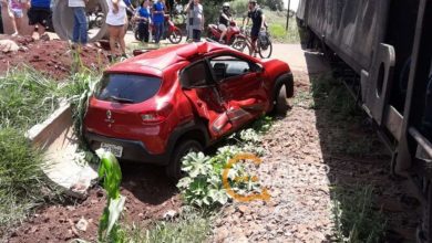 Fotos de Carro é atingido e arrastado por trem em Sarandi