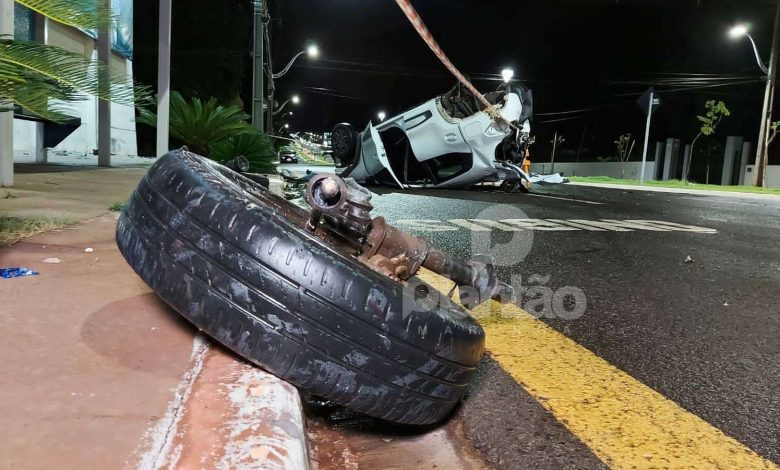 Fotos de Carro fica destruído após motorista bater em parede de associação e capotar, em Maringá